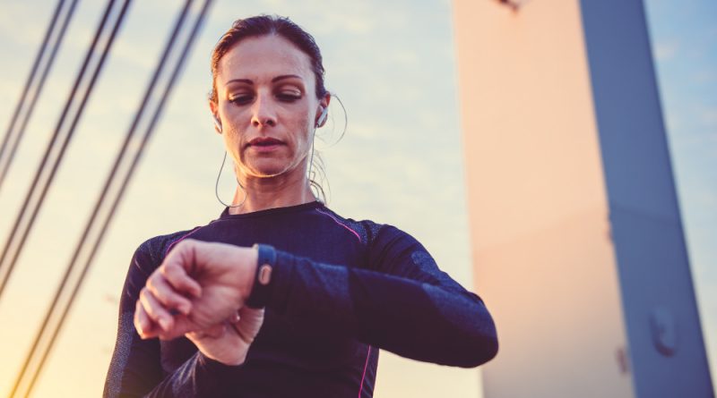 mujeres-comprobando-rastreador-fitness